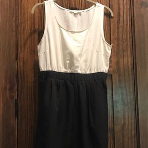Forever 21 Black and white dress with pockets!!